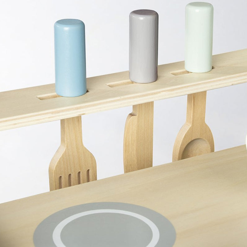 Houten kinderkeuken op wieltjes