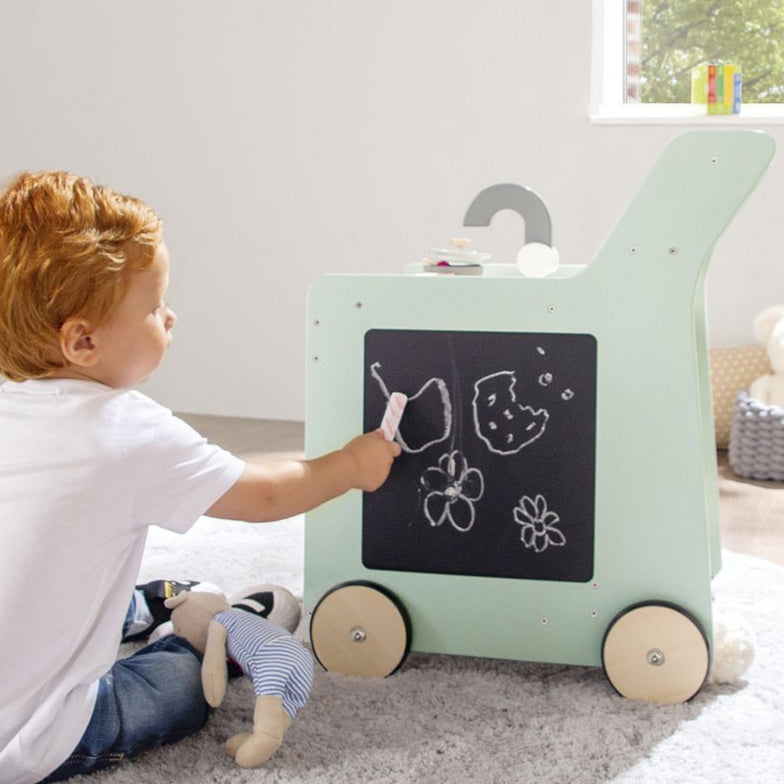 Houten kinderkeuken op wieltjes