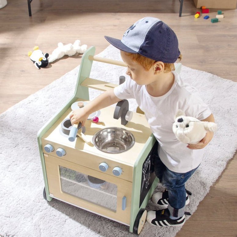 Houten kinderkeuken op wieltjes